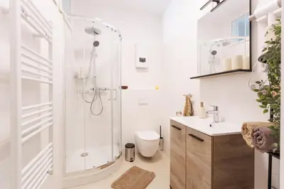 Ein Badezimmer in der Unterkunft Central Renovated Apartment with Free Parking & AC