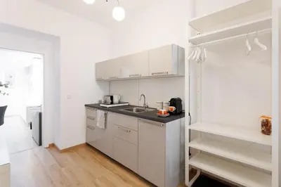 Küche/Küchenzeile in der Unterkunft Central Renovated Apartment with Free Parking & AC