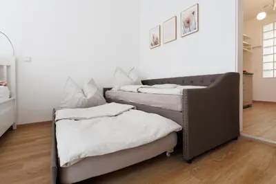 Ein Bett oder Betten in einem Zimmer der Unterkunft Central Renovated Apartment with Free Parking & AC