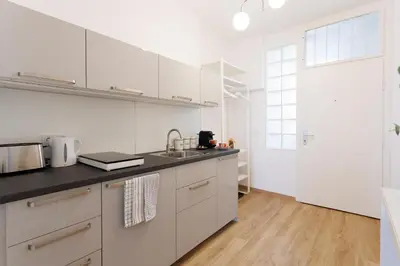 Küche/Küchenzeile in der Unterkunft Central Renovated Apartment with Free Parking & AC