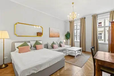 Ein Bett oder Betten in einem Zimmer der Unterkunft Designer Flat I 5 Minutes to Metro I Fast Wifi