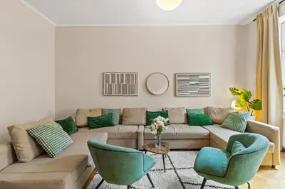 Ein Sitzbereich in der Unterkunft Designer Flat I 5 Minutes to Metro I Fast Wifi