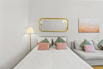 Ein Bett oder Betten in einem Zimmer der Unterkunft Designer Flat I 5 Minutes to Metro I Fast Wifi