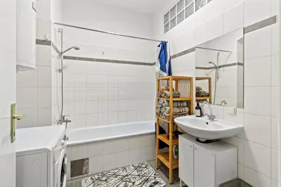 Ein Badezimmer in der Unterkunft Designer Flat I 5 Minutes to Metro I Fast Wifi