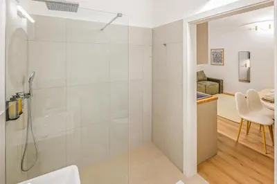 Ein Badezimmer in der Unterkunft Air Con I free parking I floor heating