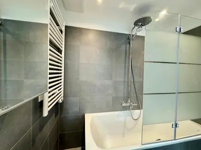 Ein Badezimmer in der Unterkunft Brand New Danube Apartment with Balcony and Free Parking