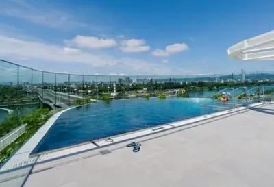 Der Swimmingpool an oder in der Nähe von Wellness Oasis at Danube riverbank in Vienna near VIC