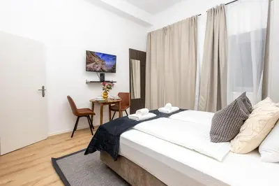 Ein Bett oder Betten in einem Zimmer der Unterkunft Designer new studion near centre