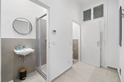 Ein Badezimmer in der Unterkunft Inner City Studio - Near Schönbrunn & Metro - Self Check-In