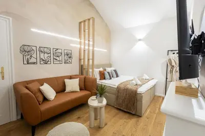 Ein Sitzbereich in der Unterkunft Designer studio l Minutes walk to city centre