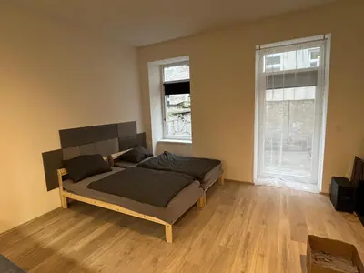 Ein Bett oder Betten in einem Zimmer der Unterkunft 2 Minunten neben kaiserlichem Park, Zentrumnähe