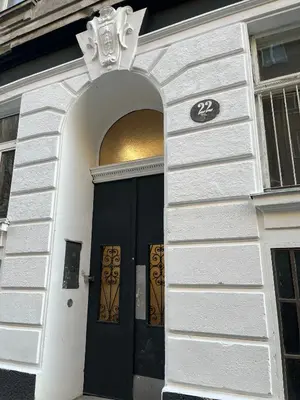 Eine Fassade oder ein Eingang zu 2 Minunten neben kaiserlichem Park, Zentrumnähe