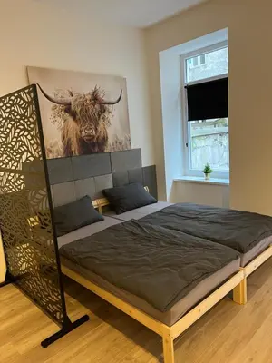 Ein Bett oder Betten in einem Zimmer der Unterkunft 2 Minunten neben kaiserlichem Park, Zentrumnähe