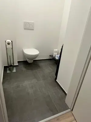 Ein Badezimmer in der Unterkunft 2 Minunten neben kaiserlichem Park, Zentrumnähe