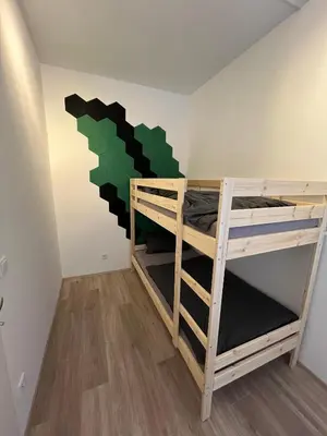 Ein Bett oder Betten in einem Zimmer der Unterkunft 2 Minunten neben kaiserlichem Park, Zentrumnähe