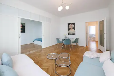 Ein Sitzbereich in der Unterkunft Operastreet Residences - Big Business Apartment