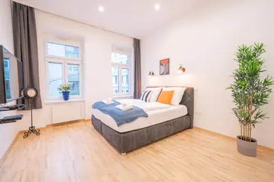Ein Bett oder Betten in einem Zimmer der Unterkunft King-size boxspring beds, 15 minutes to center, Smart TV