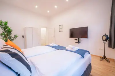 Ein Bett oder Betten in einem Zimmer der Unterkunft King-size boxspring beds, 15 minutes to center, Smart TV