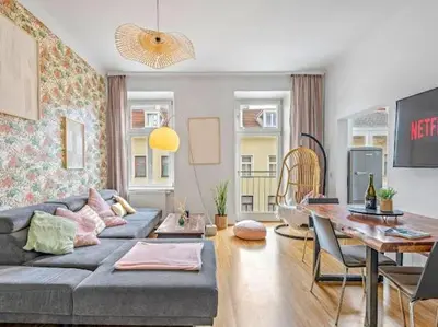 Ein Sitzbereich in der Unterkunft BOHO Dream Apartment 4BR AC Big
