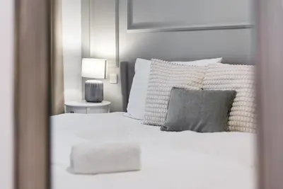 Ein Bett oder Betten in einem Zimmer der Unterkunft Bel Étage - 4BR Superior Family-Suite with AC - City Centre