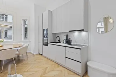 Küche/Küchenzeile in der Unterkunft Bel Étage - 4BR Superior Family-Suite with AC - City Centre