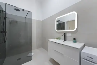 Ein Badezimmer in der Unterkunft Schönbrunn Maison - Boutique 2 BR Residence in Viennas Greenest Quarter - by 4ty3 Apartments