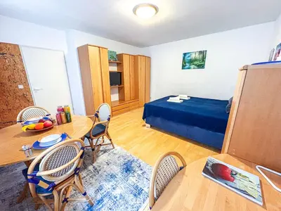 Ein Bett oder Betten in einem Zimmer der Unterkunft Studio with balcony, In center, AC