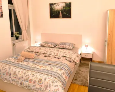 Ein Bett oder Betten in einem Zimmer der Unterkunft Cozy and lovely Private Room - 15 min to Vienna Centre
