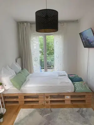 Ein Bett oder Betten in einem Zimmer der Unterkunft City-Oasis with 3 bedrooms, garden, jacuzzi, gym, fireplace, close to U1, city center & airport