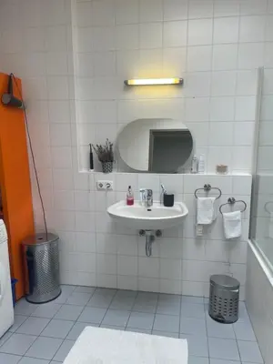 Ein Badezimmer in der Unterkunft City-Oasis with 3 bedrooms, garden, jacuzzi, gym, fireplace, close to U1, city center & airport