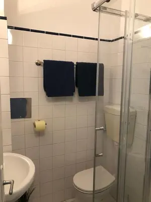 Ein Badezimmer in der Unterkunft New Urban Chic with free parking near subway