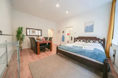 Ein Bett oder Betten in einem Zimmer der Unterkunft 3 king-size beds, 15 min from Vienna Hauptbahnhof, ground floor
