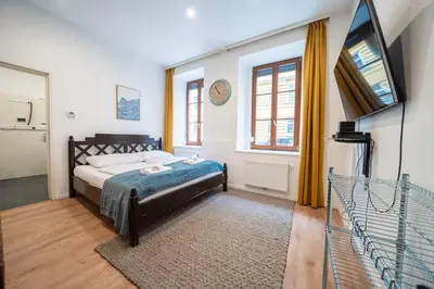 Ein Bett oder Betten in einem Zimmer der Unterkunft 3 king-size beds, 15 min from Vienna Hauptbahnhof, ground floor