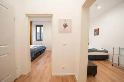Ein Bett oder Betten in einem Zimmer der Unterkunft 3 king-size beds, 15 min from Vienna Hauptbahnhof, ground floor