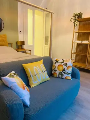 Ein Sitzbereich in der Unterkunft SERVUS HOMES Apartments Vienna - Metro Stadthalle