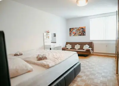 Ein Bett oder Betten in einem Zimmer der Unterkunft Stylish 2BR Flat