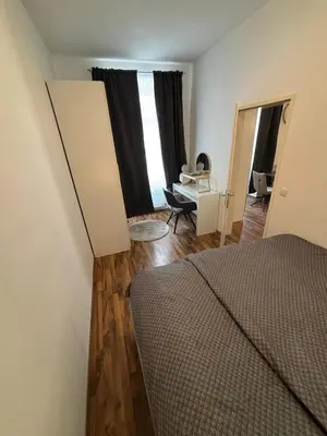 Ein Bett oder Betten in einem Zimmer der Unterkunft Spacious Garden Apartment 2 Bedrooms Private Terrace Near Metro