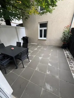 Ein Patio oder anderer Außenbereich in der Unterkunft Spacious Garden Apartment 2 Bedrooms Private Terrace Near Metro