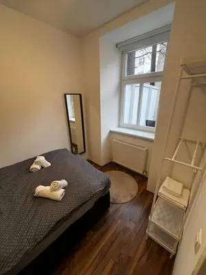 Ein Bett oder Betten in einem Zimmer der Unterkunft Spacious Garden Apartment 2 Bedrooms Private Terrace Near Metro