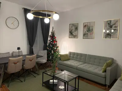 Ein Sitzbereich in der Unterkunft Spacious Garden Apartment 2 Bedrooms Private Terrace Near Metro