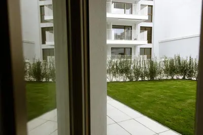 Ein Garten an der Unterkunft Modern apartment with garden & top connection