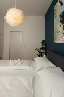 Ein Bett oder Betten in einem Zimmer der Unterkunft Modern Garden Apartment - 15min to center