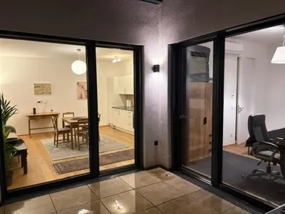 Ein Sitzbereich in der Unterkunft Erdgeschosswohnung mit Garage und Innenhof - westliches Wien
