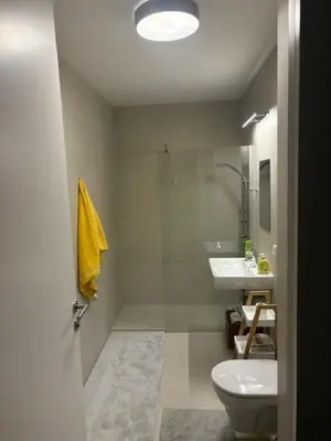 Ein Badezimmer in der Unterkunft Erdgeschosswohnung mit Garage und Innenhof - westliches Wien