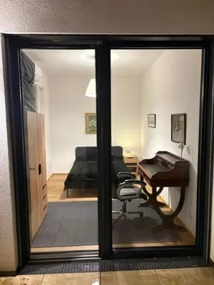 Ein Sitzbereich in der Unterkunft Erdgeschosswohnung mit Garage und Innenhof - westliches Wien