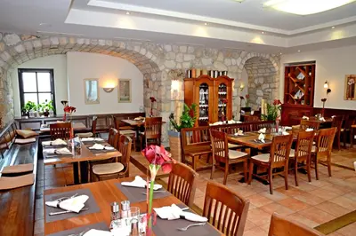 Ein Restaurant oder anderes Speiselokal in der Unterkunft Hotel & Restaurant Braunstein - Pauli´s Stuben