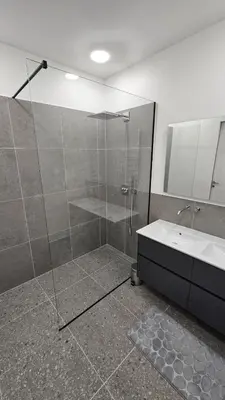 Ein Badezimmer in der Unterkunft Chic courtyard City Apartment in Prime Location