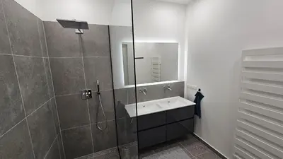 Ein Badezimmer in der Unterkunft Chic courtyard City Apartment in Prime Location