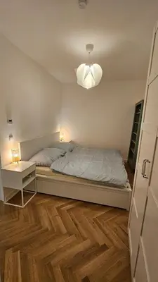 Ein Bett oder Betten in einem Zimmer der Unterkunft Chic courtyard City Apartment in Prime Location