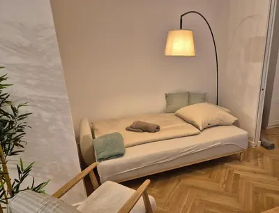 Ein Bett oder Betten in einem Zimmer der Unterkunft Chic courtyard City Apartment in Prime Location